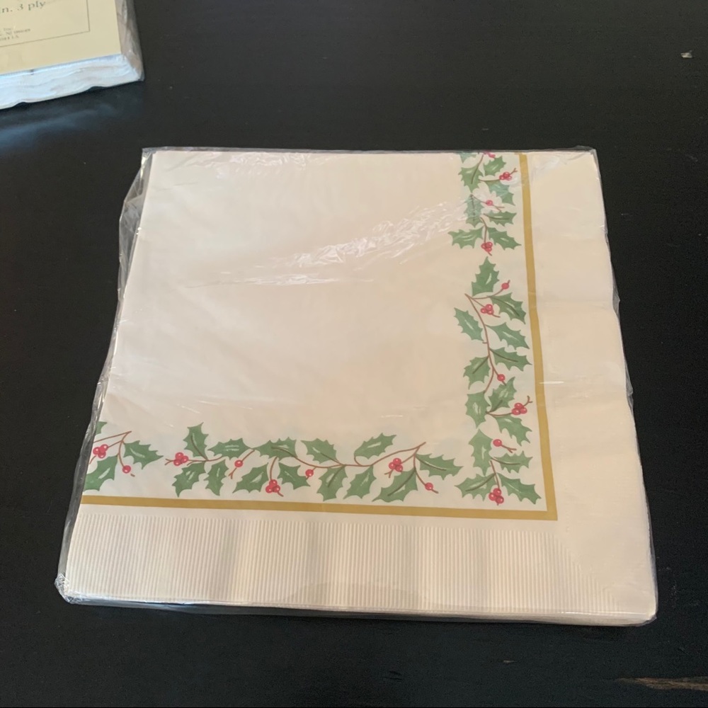 Lenox Holiday Disposable Dinner Napkin Pack - 20 Count 17” x 17” 3 Ply